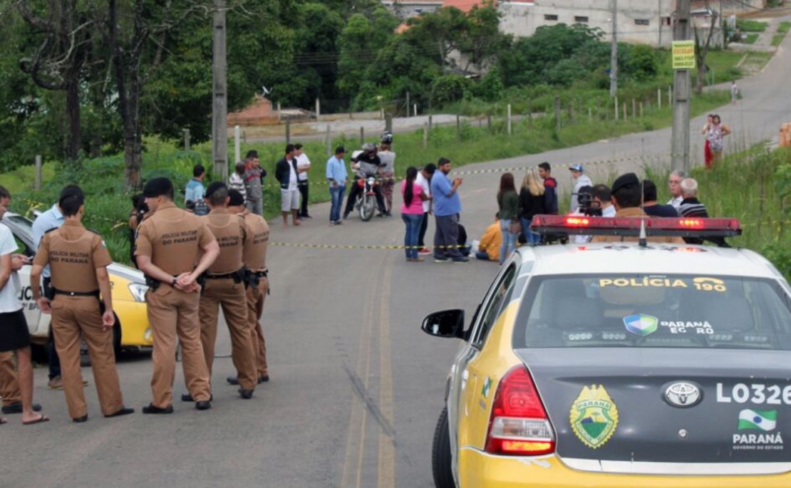 Família velou o corpo de Carlos no meio da rua. por mais de 13 horas Foto: Gerson Klaina.