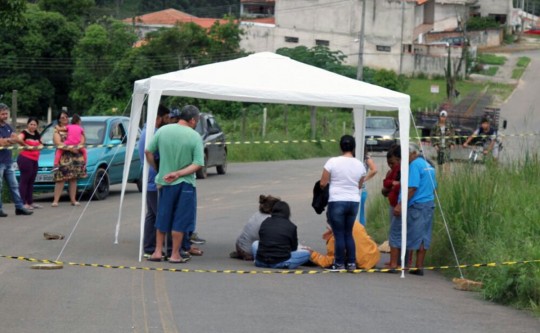 Família montou uma barraca para velar o corpo de Carlos no meio da rua. Foto: Gerson Klaina.