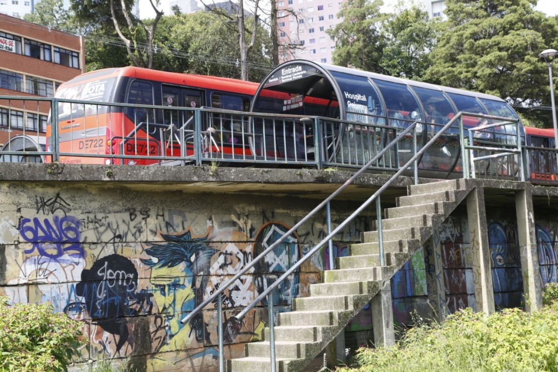 Estação-tubo Hospital Cajuru foi roubado por dupla. Um deles usava muletas. Foto: Luiza Luersen.