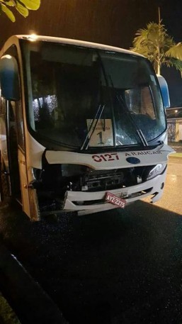 Suspeito teria batido o veículo em dois carros antes de ser abordado. Foto: Colaboração. 