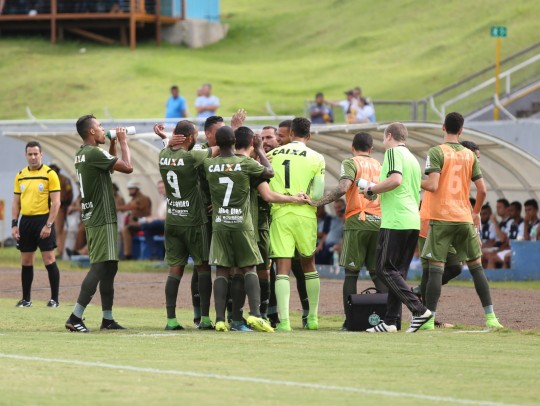 Julio Rusch comemorou seu gol com os jogadores reservas do Coritiba. Foto: Divulgação/Coritiba FC
