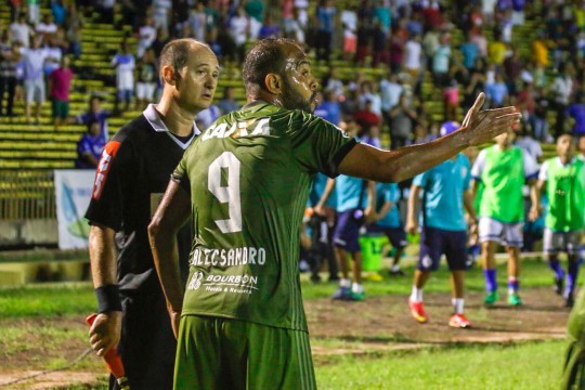 Alecsandro reclama com o bandeirinha antes do lance do gol. Foto: Wilson Filho/Futura Press