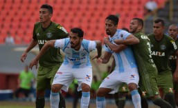 Vitor Carvalho e Thalisson Kelven na cola de Dirceu e Luizão. O Coritiba marcou muito o Londrina. Foto: Gustavo Oliveira/Londrina EC