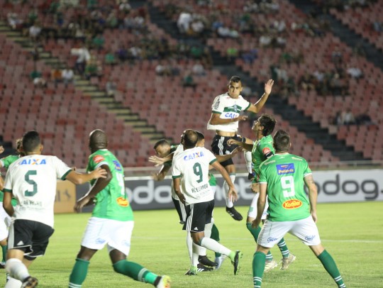 Romércio até tentou, mas o primeiro gol do Coxa foi mesmo contra. Foto: Divulgação/Coritiba FC