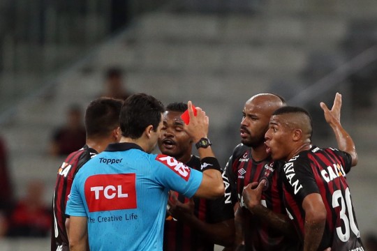 Pavez, Nikão, Thiago Heleno e Bergson reclamaram, mas não houve jeito. O General foi expulso. Foto: Albari Rosa