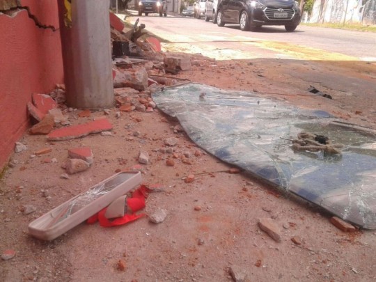 Resquícios do acidente ainda estavam espalhados pelo local na manhã de domingo. Foto: Gerson Klaina