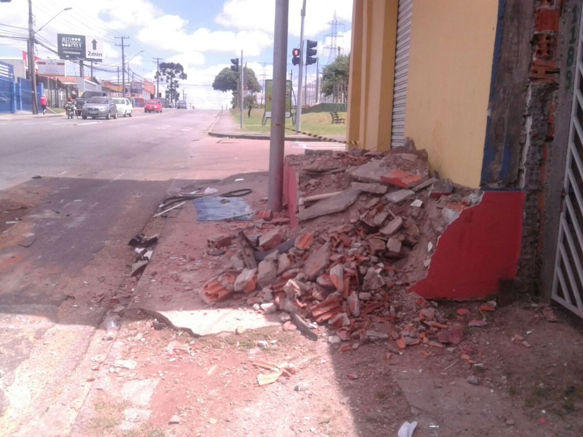 Acidente deixou parte da casa destruída. Foto: Gerson Klaina