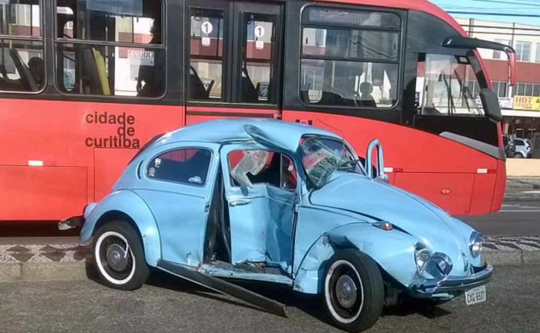 Veículo ficou com a lateral bastante danificada após o acidente. Foto: Colaboração/Rede News.