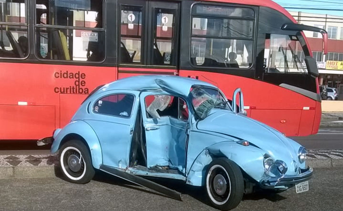 Veículo ficou com a lateral bastante danificada após o acidente. Foto: Colaboração/Rede News.