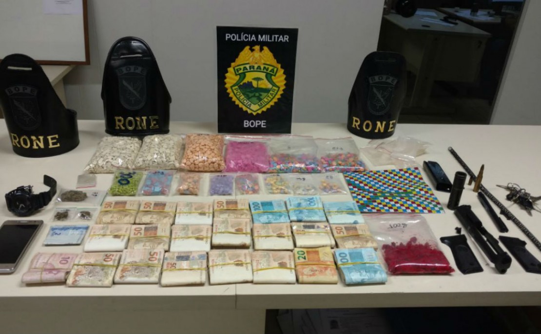 Grande quantia em dinheiro foi apreendida em duas situações na CIC. Foto: Divulgação/PM.