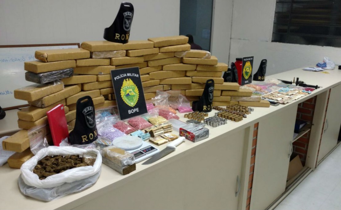 Ao todo, foram 44 quilos de maconha, 4,8 quilos de ecstasy, 949 pontos de LSD e 71 gramas de MDma. Foto: Divulgação/PM.