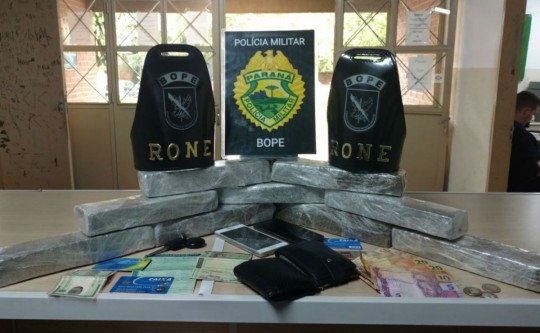 Droga estava divida em nove tabletes. Foto: Divulgação/PM.