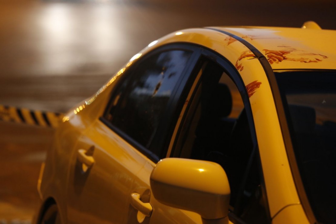 Dupla roubou carro da dona da loja para fugir. Um dos suspeitos acabou baleado e morreu à caminho do hospital. Foto: Marco Charneski.