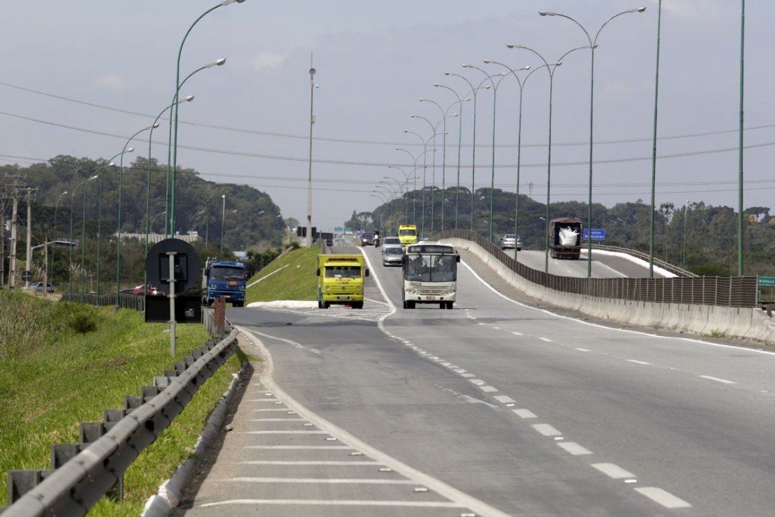 Instalação de passarela fecha totalmente a BR-277. Foto: Aliosha Maurício