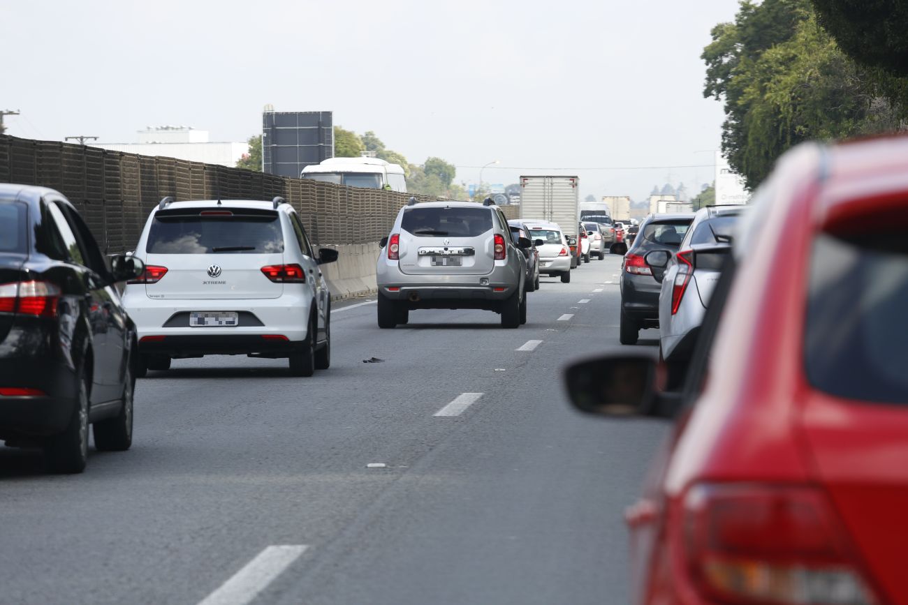 Estradas que deixam Curitiba devem ter movimento alto na saída para o Carnaval. Foto: Átila Alberti.