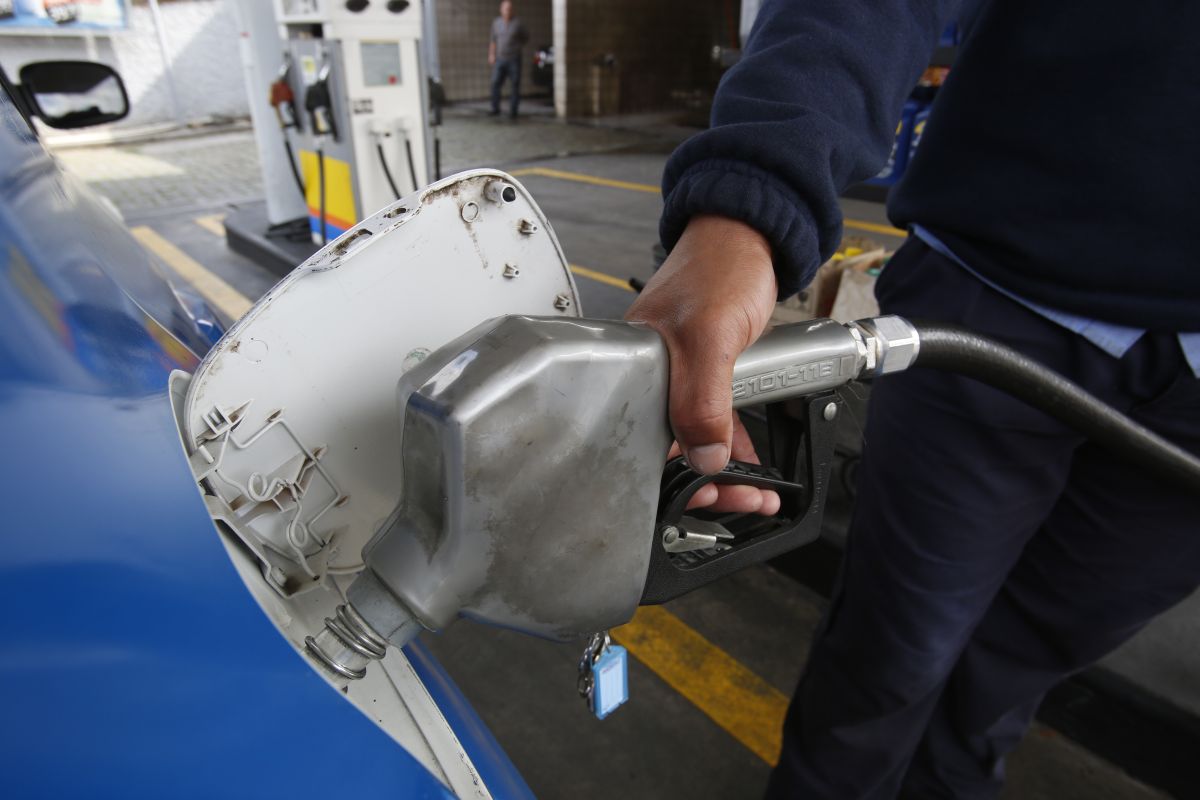 Impostos e questões estruturais alavancam o preço da gasolina no país. Foto: Átila Alberti.