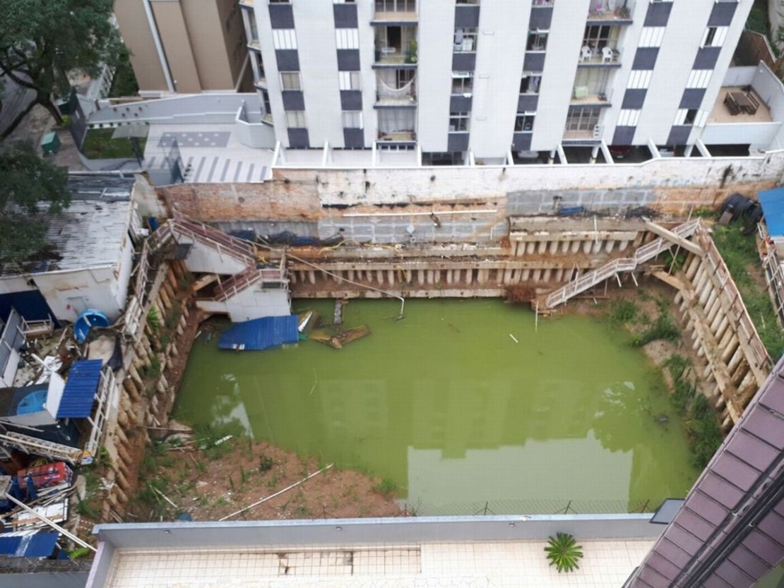 Buraco em obra abandonada no Água Verde. Foto: Raquel Derevecki/Gazeta do Povo.