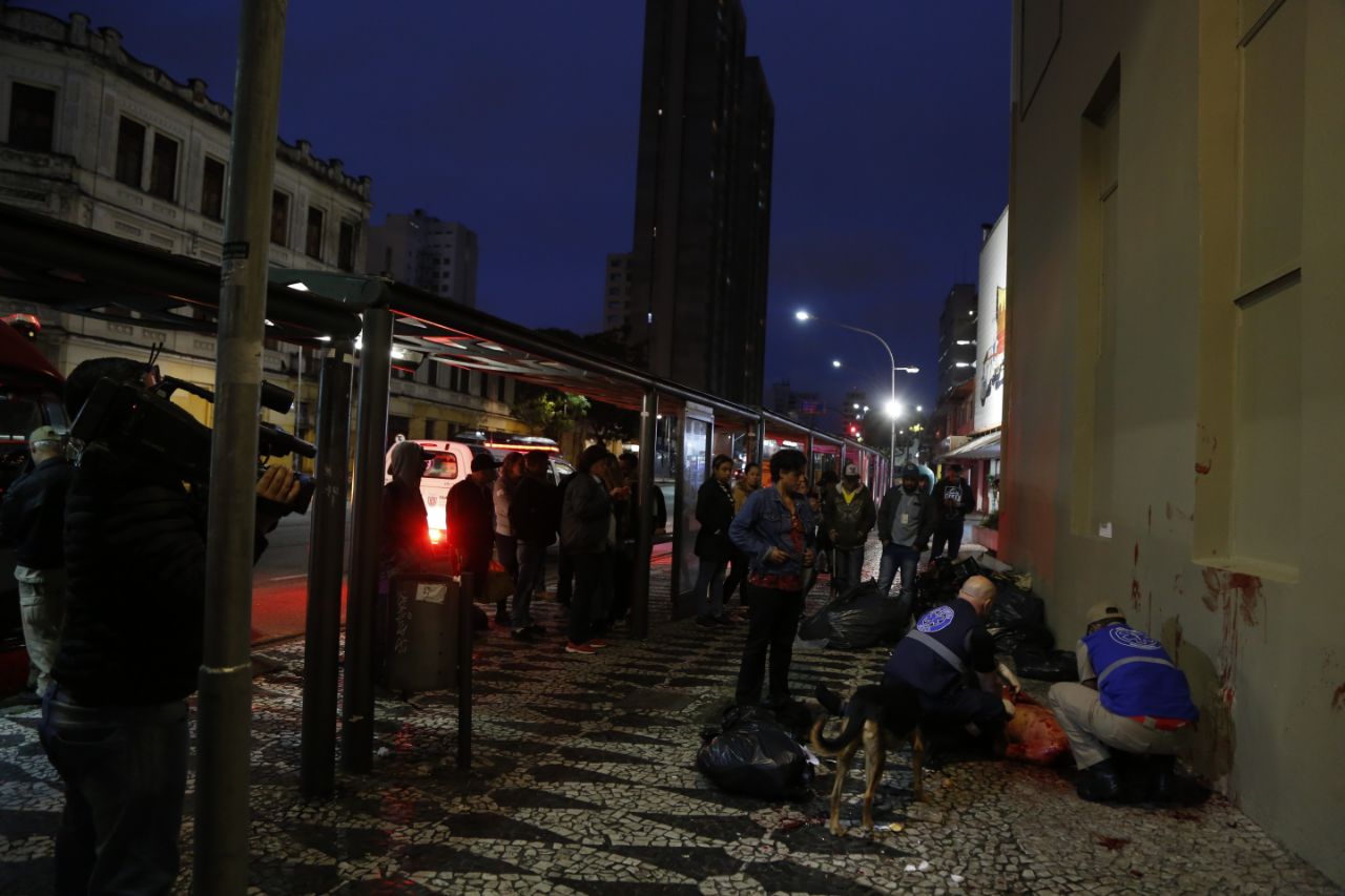 Homem foi ferido com uma garrafa quebrada no centro de Curitiba. Foto: Marco Charneski.