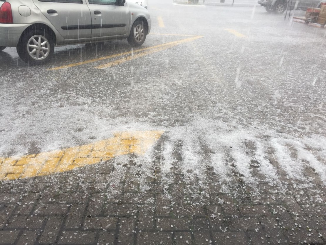 Chuva de granizo atingiu a área norte de Curitiba. Foto: Márcia Teresa/Colaboração.
