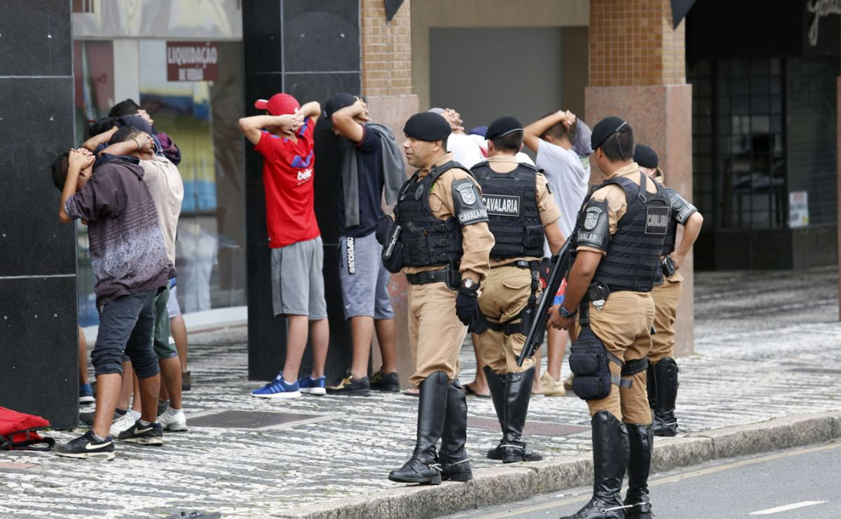 O grupo foi abordado pela Polícia Militar enquanto estava indo para a Praça do Gaúcho. Foto: Átila Alberti.