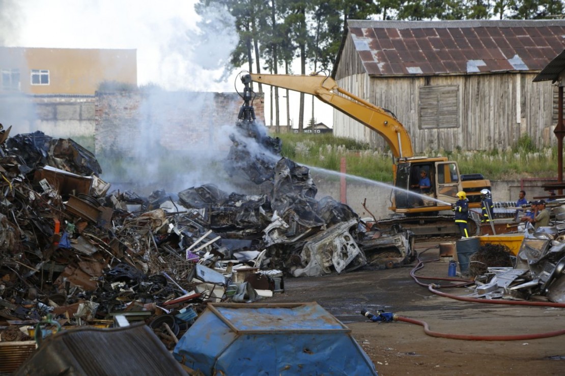 Incêndio começou após garra do trator teria acertado tanque de gasolina. Foto: Átila Alberti