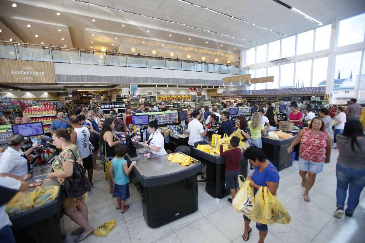 Supermercado Italo, no Bairro Alto, realiza promocão e fica bem movimentado em Curitiba. Foto: Fábio Alexandre.