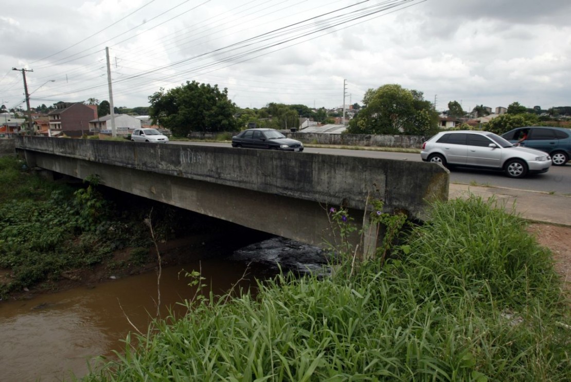Rua João Alencar Guimarães, no Campo Comprido, terá asfalto recuperado. Foto: Daniel Caron.