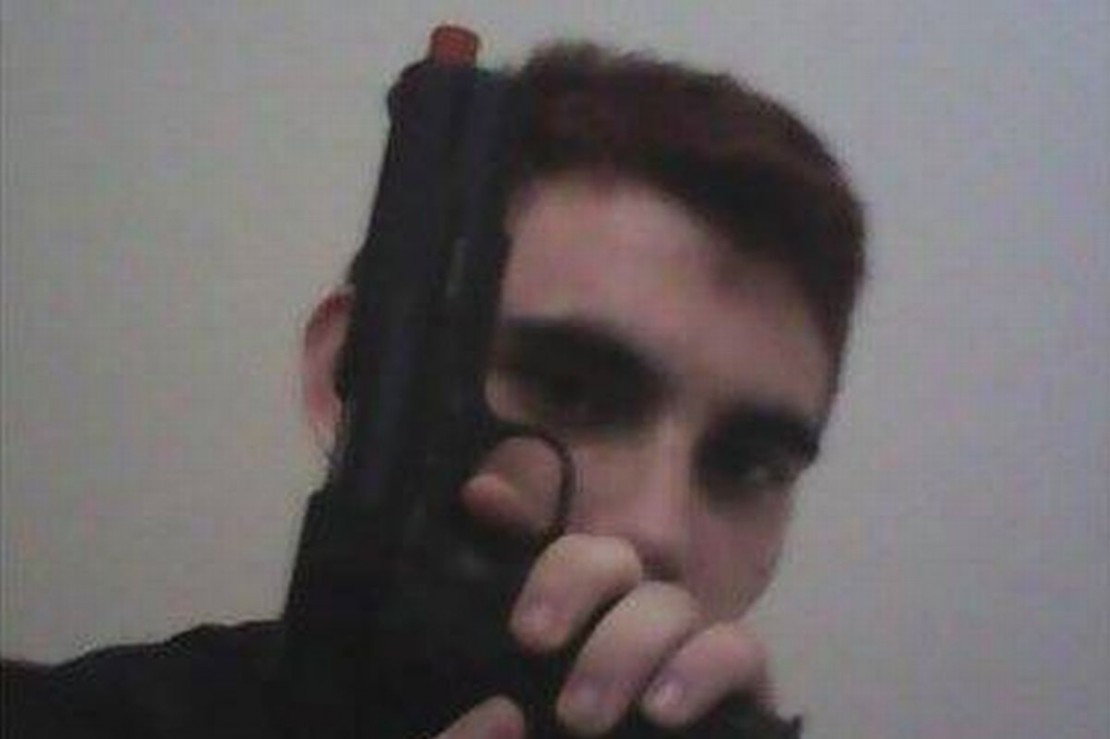 Atirador seria integrante de grupos pró-armas nos EUA e participou de discussões sobre fabricação de bombas. Foto: Reprodução Facebook.