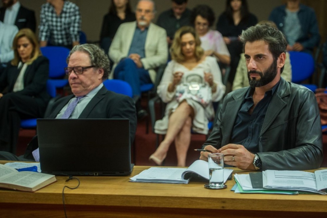 Cena do julgamento do personagem de Flávio Tolezani. Foto: Divulgação/TV Globo.