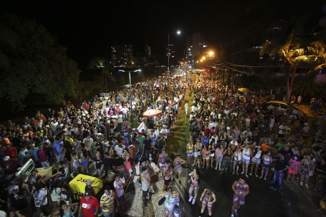 Policiais militares foram atingidos após o término da Matimbanda. Foto: Daniel Castellano.