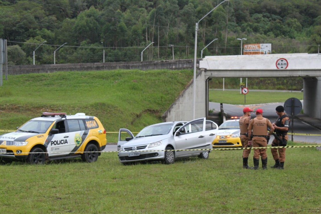 Bandidos armados com fuzis trocaram tiros com a Rotam e acabaram mortos. Foto: Gerson Klaina.