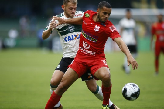 Julio Rusch não dá refresco na meia-cancha. Foto: Jonathan Campos