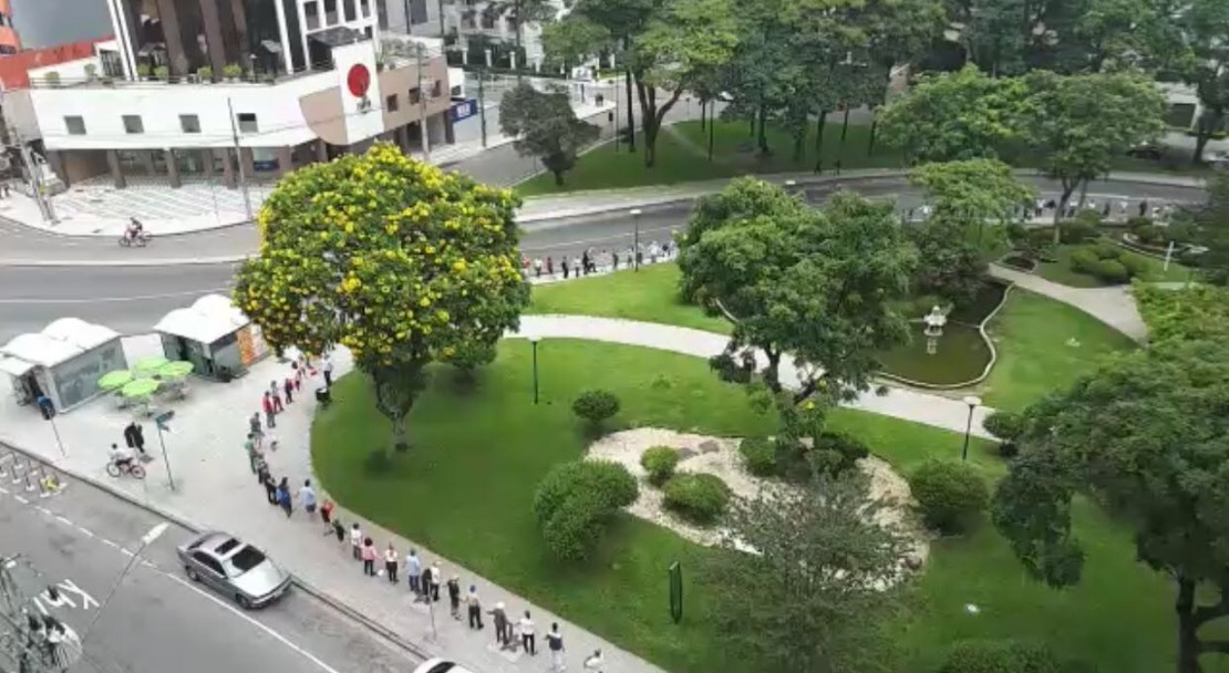 Abraço envolveu a praça toda. Foto: Colaboração/Rudnei Vieira.
