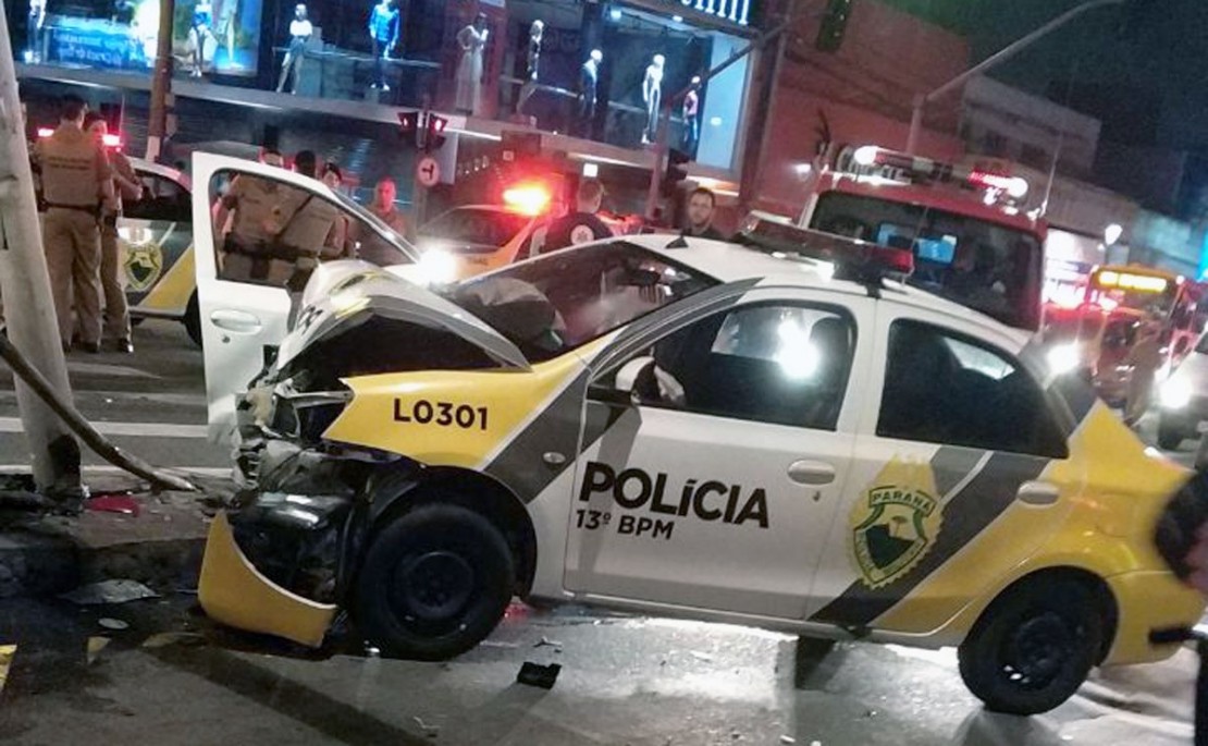 Um dos policiais, com dores no ombro, foi atendido pelo Siate e encaminhado ao Hospital do Trabalhador (HT). Foto: Colaboração.