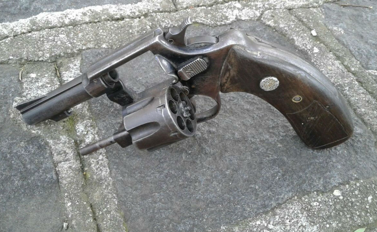 Bandido morto na ação portava um revólver calibre 38. Foto: Gerson Klaina