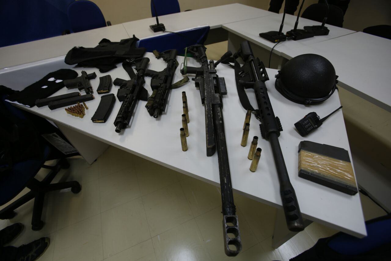 Armas e munições apreendidas após a tentativa de roubo. Foto: Atila Alberti