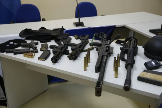 Armamento pesado foi apreendido pelos policiais. Foto: Atila Alberti
