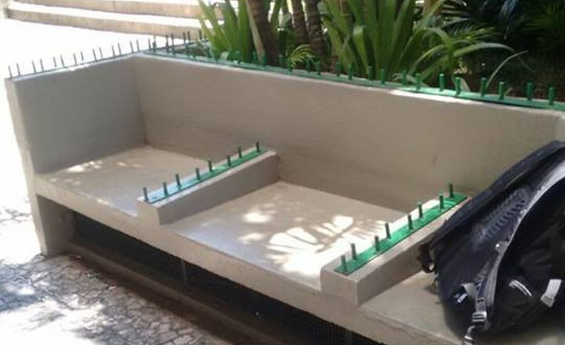 Bancos com "espetos" de metal evitam que moradores em situação de rua durmam no local. Foto: Reprodução.
