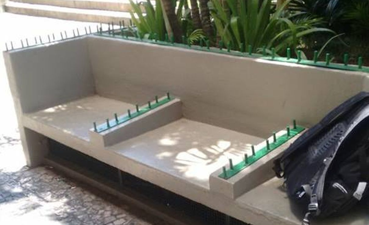 Bancos com "espetos" de metal evitam que moradores em situação de rua durmam no local. Foto: Reprodução.