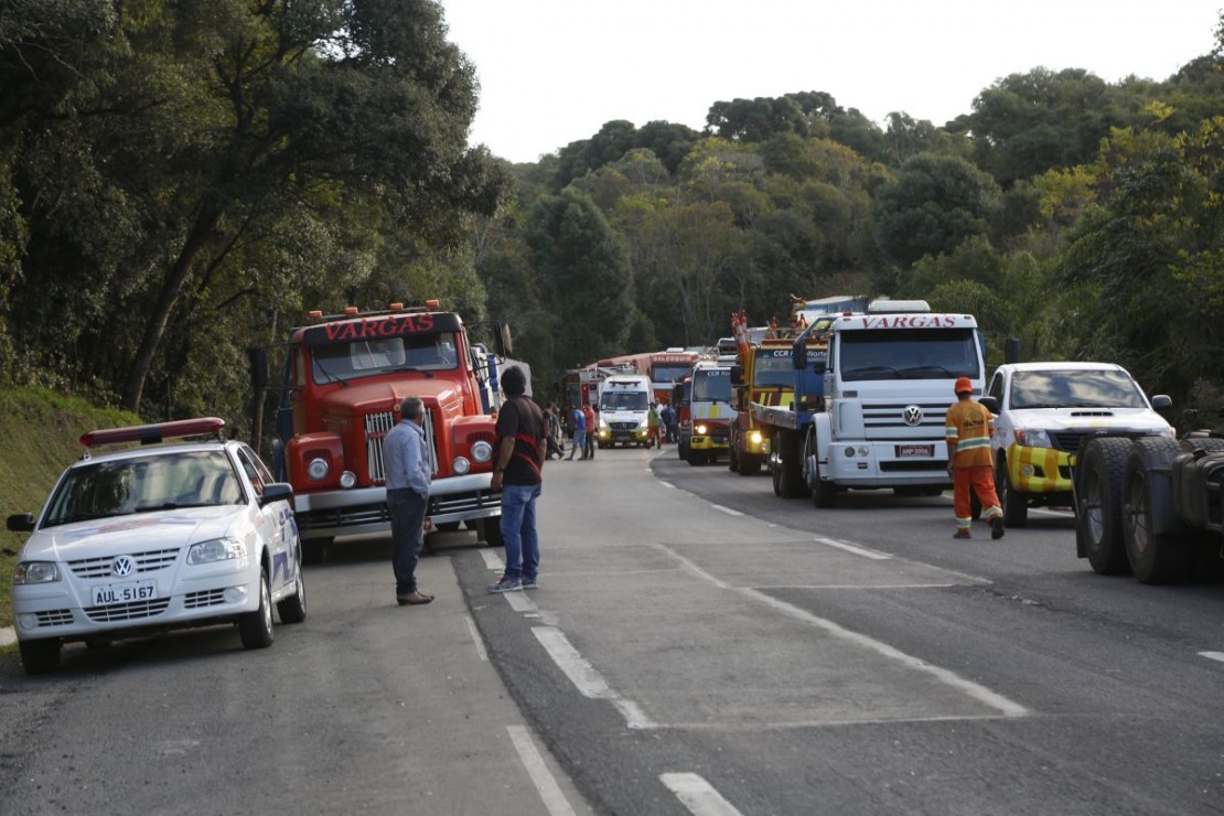 Um engavetamento fecha as duas pistas da BR-277 em Campo Largo, Região Metropolitana de Curitiba. Foto: Átila Alberti