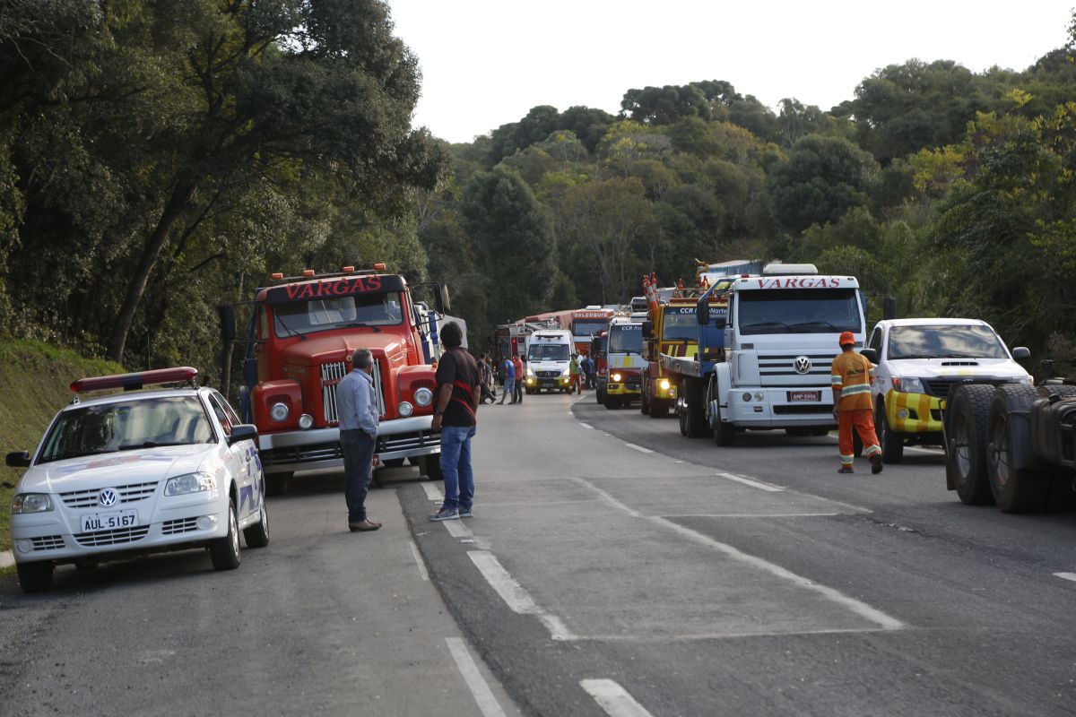 Um engavetamento fecha as duas pistas da BR-277 em Campo Largo, Região Metropolitana de Curitiba. Foto: Átila Alberti