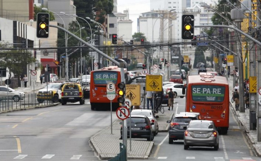 Jovens foram retirados do ônibus e depois foram revistados. ônibus precisam ser desviados para a marginal da canaleta. 