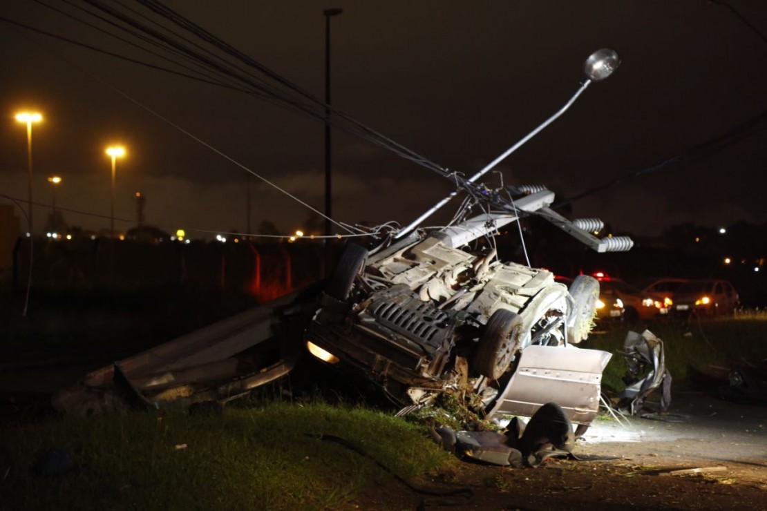Carro capotou e só parou quando acertou o poste. Foto: Marco Charneski.