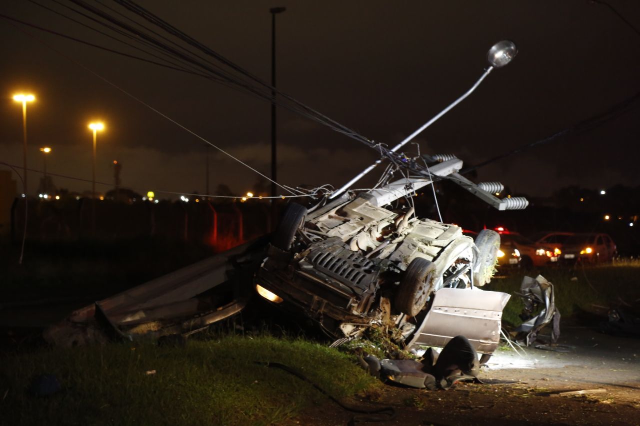 Carro capotou e só parou quando acertou o poste. Foto: Marco Charneski.
