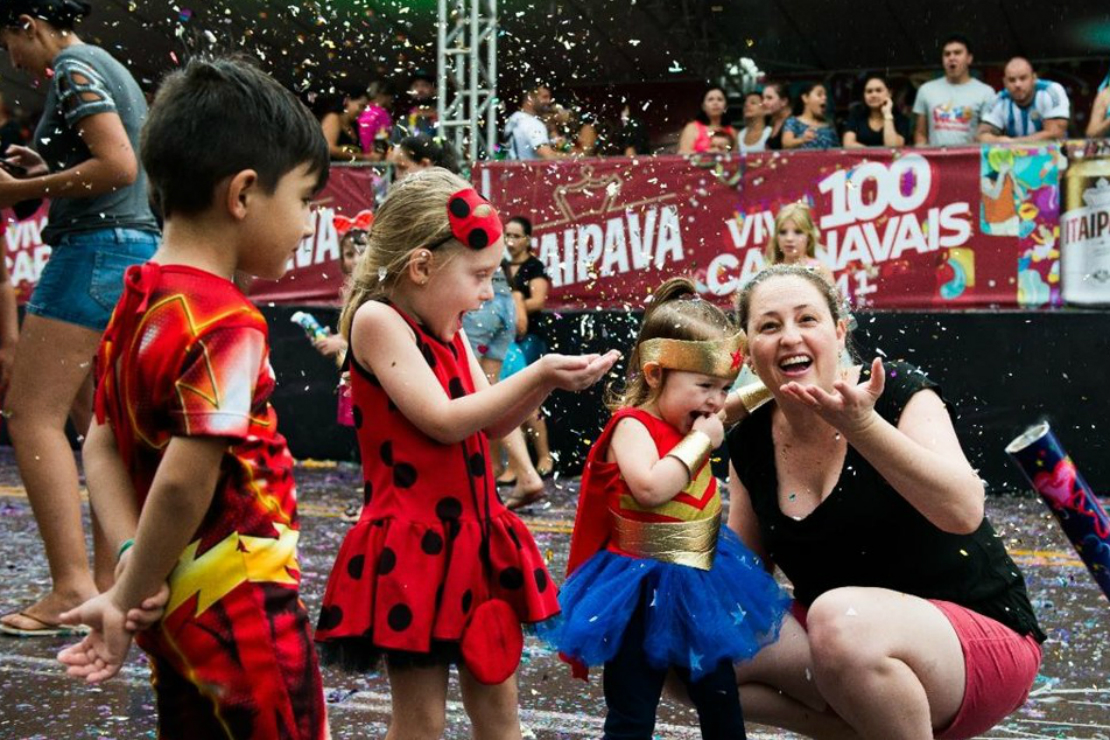 Mesmo em dia de chuva, Guaratuba teve carnaval para as crianças na segunda-feira (12). Foto: Leticia Akemi