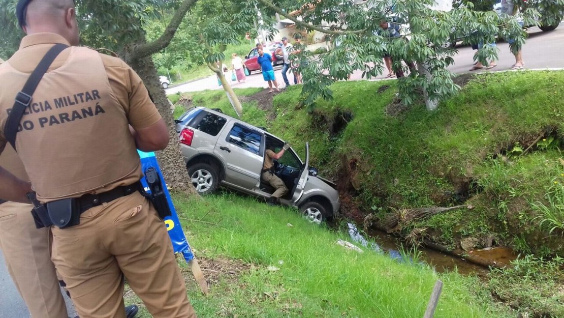 Suspeito caiu em valeta com carro roubado após ser perseguido pela polícia. Foto: Colaboração