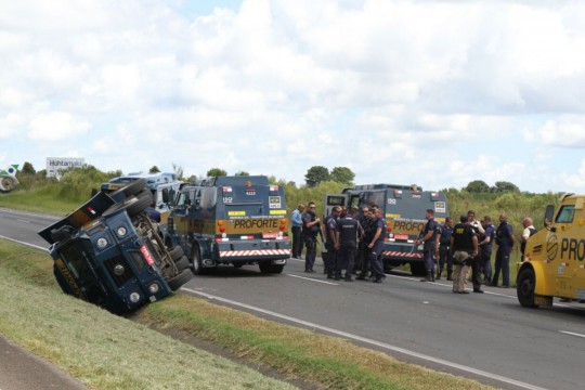 O ataque bloqueou a rodovia por horas. Foto: Gerson Klaina