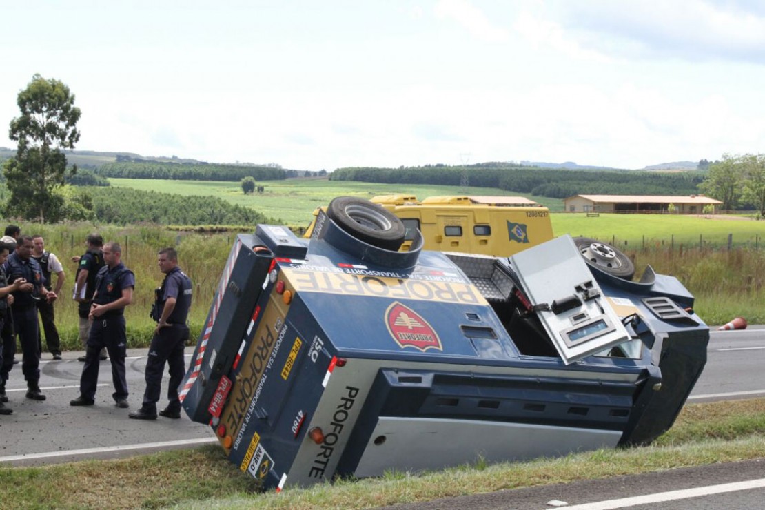 Quatro pessoas morreram no ataque contra um comboio de carros-fortes na BR-277. Foto: Gerson Klaina/Arquivo.