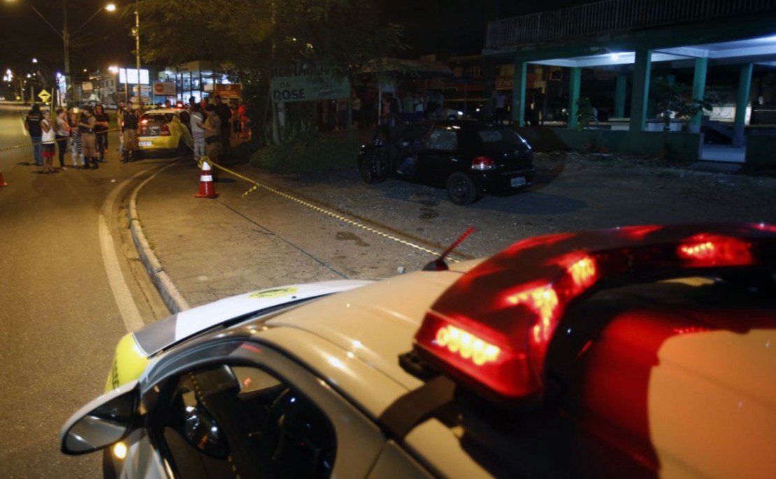 O rapaz estava com o carro parado em frente a um bar e restaurante. Foto: Marco Charneski.