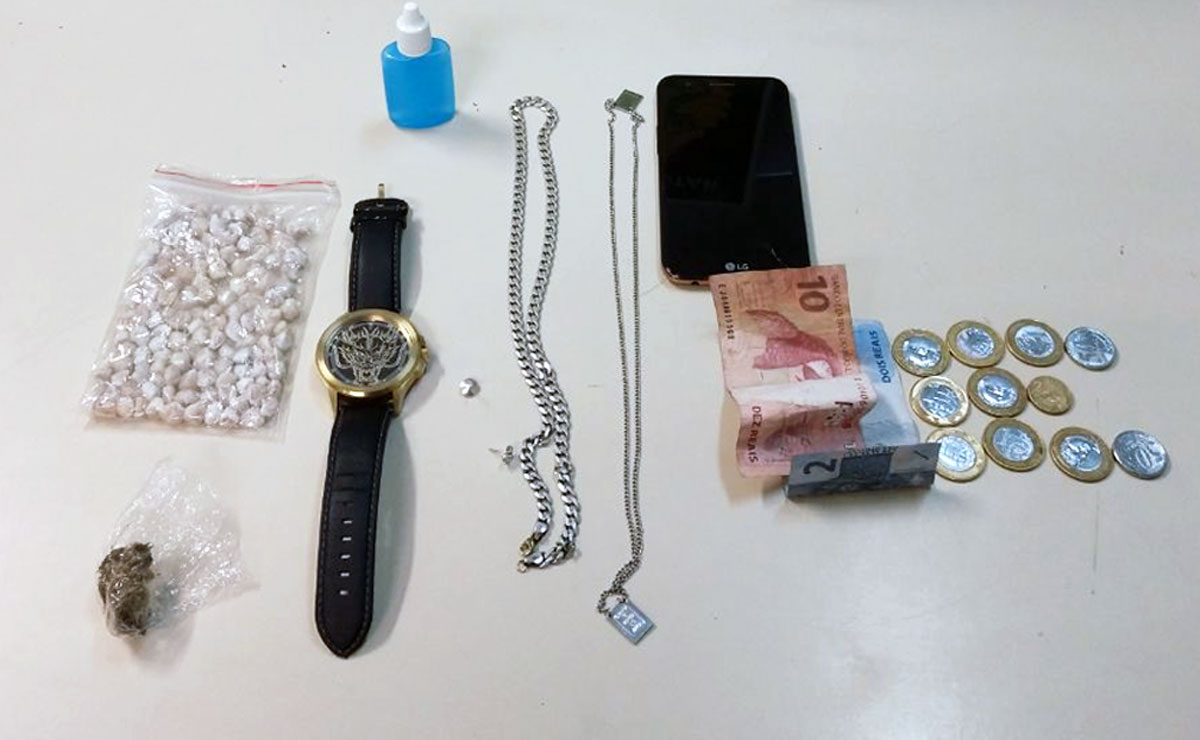 Policiais encontram três gramas de maconha e 43 de crack, o que totalizou 113 pedras da droga. Foto: Divulgação/PM.